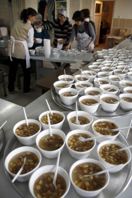 Alevi Kültür Dernekleri aşure dağıttı