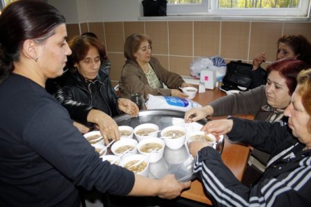 Alevi Kültür Dernekleri aşure dağıttı