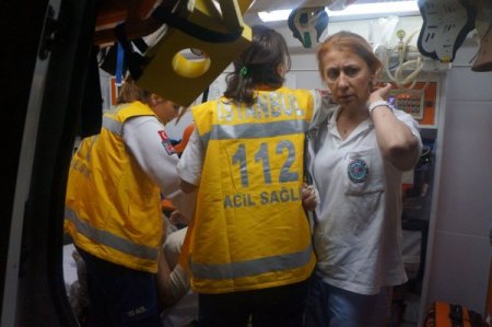 Alevler İçindeki Otomobilini Söndüren Kadın Az Kalsın Yanıyordu