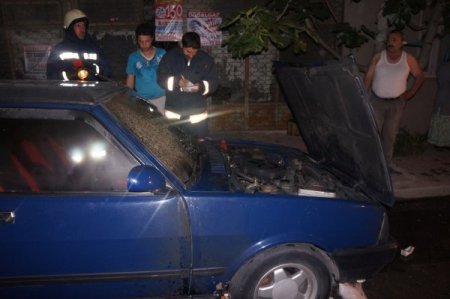 Alevler İçindeki Otomobilini Söndüren Kadın Az Kalsın Yanıyordu