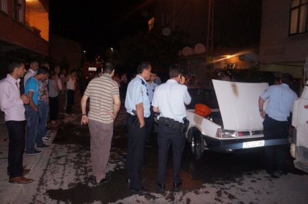 Alevler İçindeki Otomobilini Söndüren Kadın Az Kalsın Yanıyordu