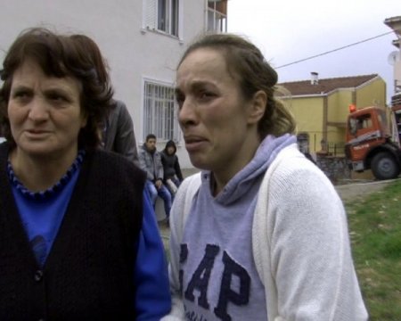 Alevlerden 2 çocuğunu kurtardı