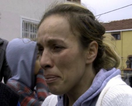 Alevlerden 2 çocuğunu kurtardı