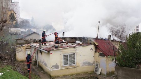 Alevlerden 2 çocuğunu kurtardı