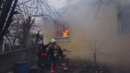 Alevlerden 2 çocuğunu kurtardı