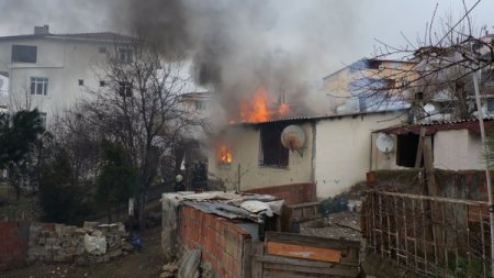 Alevlerden 2 çocuğunu kurtardı