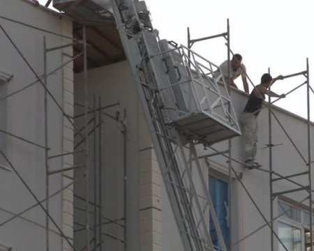 Alevlerden Kaçıp, Çatıya Sığındılar