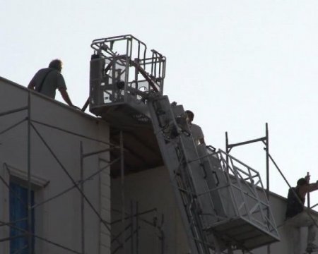 Alevlerden Kaçıp, Çatıya Sığındılar