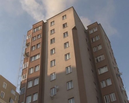 Alevlerden Kaçıp, Çatıya Sığındılar