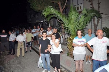 Alevlerin Sardığı Binadan İtfaiye Merdiveniyle Kurtarıldılar