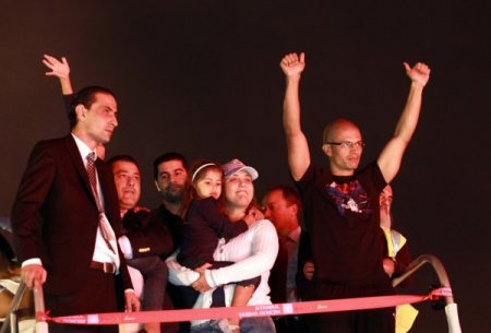 Alex’e havalimanında görkemli uğurlama