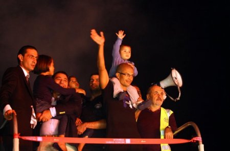 Alex’e havalimanında görkemli uğurlama