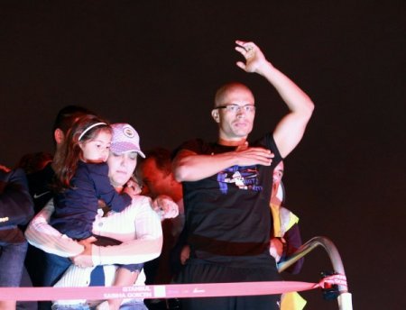 Alex’e havalimanında görkemli uğurlama