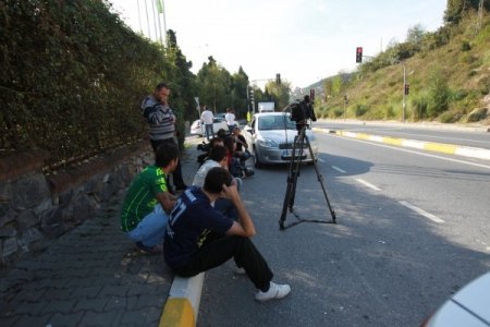 Alex'in evinin önünde sessiz bekleyiş