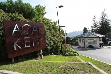 Alex'in evinin önünde sessiz bekleyiş