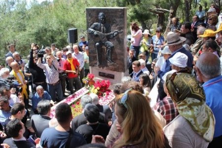 Ali Ekber Çiçek, ölümünün 7'nci yılında Edremit'teki mezarı başında anıldı