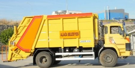 Aliağa Belediyesi Yeni Bir Çöp Toplama Aracı Kazandı