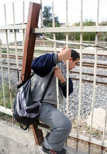 Aliağa Menderes Hattının Alt Ve Üst Geçitler Tamamlanmadan Açılması Kazalara Davetiye Çıkarabilir