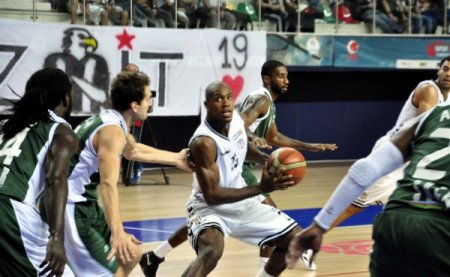 Aliağa Petkim'i de 77-71 yenen Beşiktaş 3'te 3 yaptı