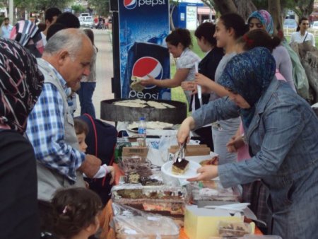 Aliağalı Minikler Hayır İçin Kermes Açtı