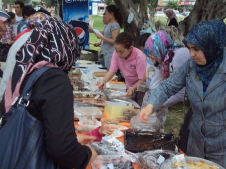 Aliağalı Minikler Hayır İçin Kermes Açtı