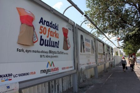 Alışveriş Merkezi Bilboardlarda Gerçek Ürünle Tanıtım Yapıyor