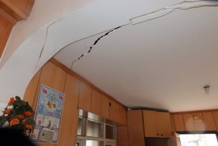 Alışveriş merkezi inşaatı evlerin duvarlarını çatlattı