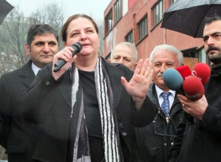 Alışveriş merkezi inşaatı evlerin duvarlarını çatlattı