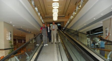 Alışveriş merkezi sağlık için yürüyen merdivenlerinin şartellerini indirdi