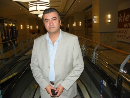 Alışveriş merkezi sağlık için yürüyen merdivenlerinin şartellerini indirdi