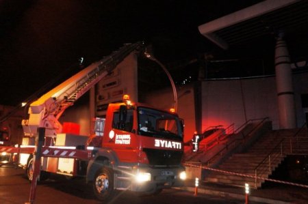 Alışveriş Merkezinde Çıkan Yangın Paniğe Neden Oldu