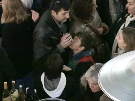 Alışveriş merkezinde çocuklara içki ikramı