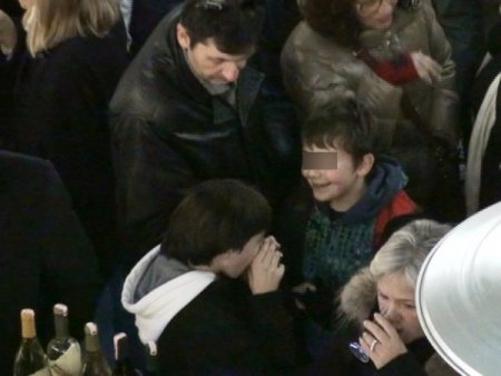 Alışveriş merkezinde çocuklara içki ikramı