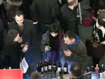 Alışveriş merkezinde çocuklara içki ikramı