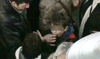 Alışveriş merkezinde çocuklara içki ikramı