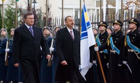 Aliyev Kiev'de Yanukoviç Biraya Geldi