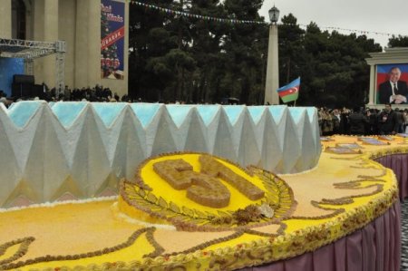 Aliyev'e Avrupa’nın en büyük doğum günü pastası