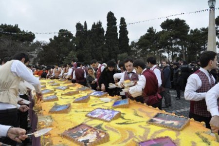 Aliyev'e Avrupa’nın en büyük doğum günü pastası