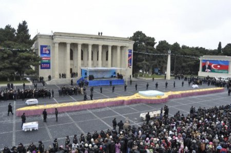 Aliyev'e Avrupa’nın en büyük doğum günü pastası
