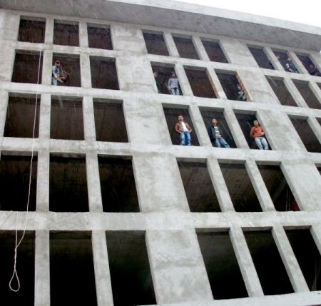 Alkol Alınca Kendini Atmaya Kalktı