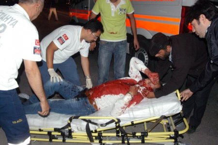 Alkol alıp tartıştığı arkadaşının kulağını şişe parçasıyla kesti