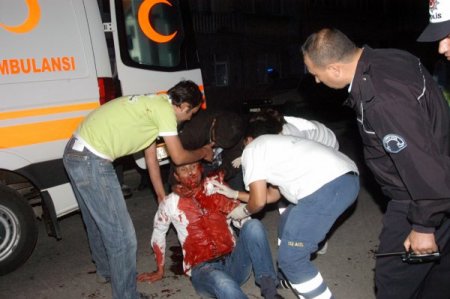 Alkol alıp tartıştığı arkadaşının kulağını şişe parçasıyla kesti