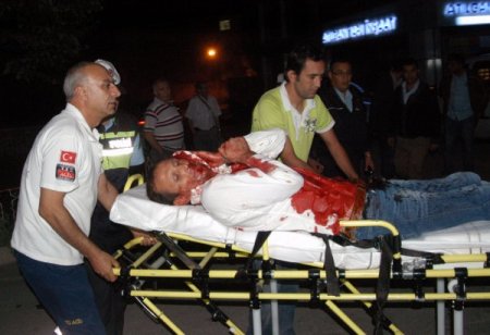 Alkol alıp tartıştığı arkadaşının kulağını şişe parçasıyla kesti