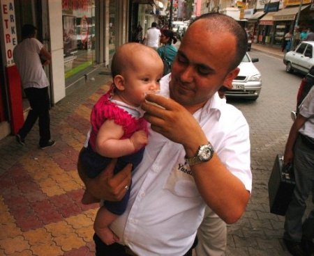 'Alkole hayır ayrana evet' dedi, bedava ayran dağıttı