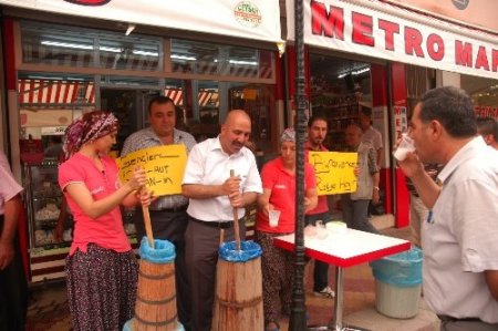 'Alkole hayır ayrana evet' dedi, bedava ayran dağıttı