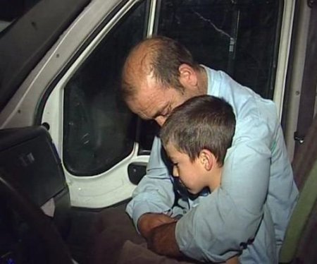 Alkollü Baba, Gece Yarısı Üç Yaşlarındaki Oğlunun Da Bulunduğu Araçta Sızdı