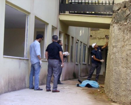 Alkollü genç duvardan düşüp hayatını kaybetti