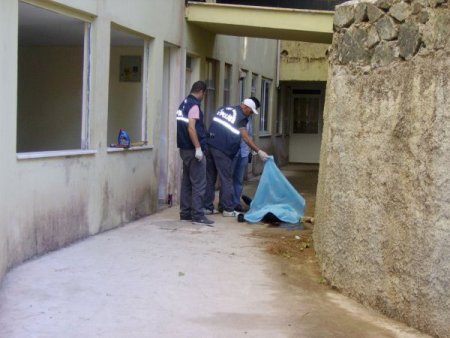 Alkollü genç duvardan düşüp hayatını kaybetti