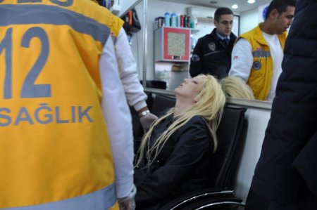 Alkollü genç kız, erkek berberinde sızıp kaldı