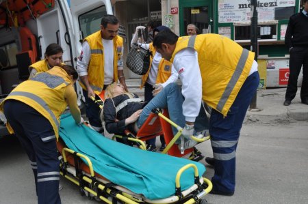 Alkollü genç kız, erkek berberinde sızıp kaldı